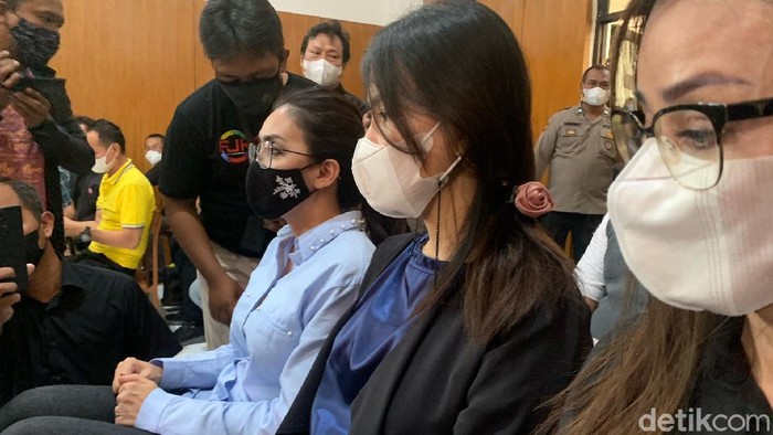 Valencya dan Rieke Dyah Pitaloka di sidang replik