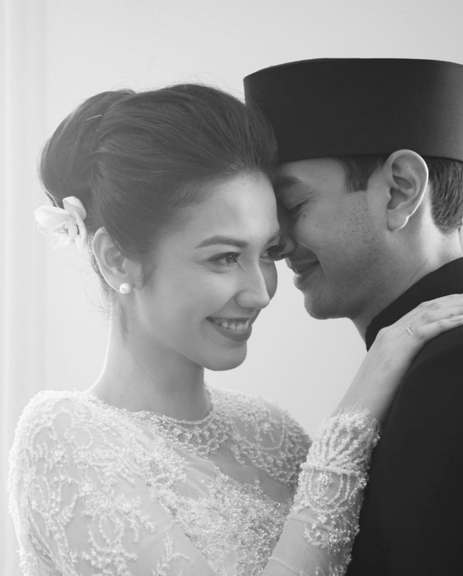 Hampir tidak pernah mengumbar kehidupan asmaranya ke publik, Velove Vexia datang dengan kabar bahagia. Pada 11 November 2021, aktris 31 tahun ini menikah dengan pujaan hatinya di Grand Hyatt, Jakarta. Ia pun tampil cantik berkebaya dan rambut disanggul sederhana. Foto: Instagram