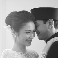 Hampir tidak pernah mengumbar kehidupan asmaranya ke publik, Velove Vexia datang dengan kabar bahagia. Pada 11 November 2021, aktris 31 tahun ini menikah dengan pujaan hatinya di Grand Hyatt, Jakarta. Ia pun tampil cantik berkebaya dan rambut disanggul sederhana. Foto: Instagram