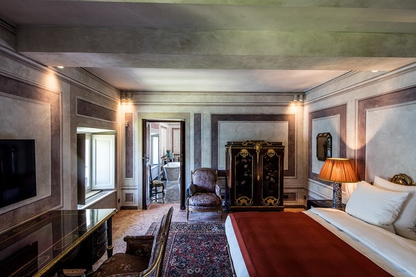 Dari foto-foto yang dibagikan bisa kita rasakan bagaimana mewahnya interior di dalam vila ini. juga rumah ini dipenuhi dengan ragam karya seni dan lukisan dinding abad ke-17 dan sangat terawat. Dari foto-foto yang dibagikan bisa kita rasakan bagaimana mewahnya interior di dalam vila ini. juga rumah ini dipenuhi dengan ragam karya seni dan lukisan dinding abad ke-17 dan sangat terawat.
