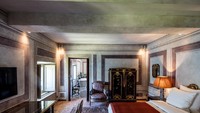 Dari foto-foto yang dibagikan bisa kita rasakan bagaimana mewahnya interior di dalam vila ini. juga rumah ini dipenuhi dengan ragam karya seni dan lukisan dinding abad ke-17 dan sangat terawat.
