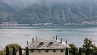 Rumah ini berada di pantai barat Danau Como di Italia Utara. Sejarahnya, Palazzo bersejarah ini dibangun pada abad ke-16 oleh Kardinal Tolomeo Gallio, yang tinggal di sana. Satu abad kemudian, vila itu dihuni oleh Kardinal Angelo Maria Durini.