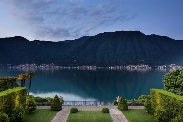 Seperti inilah pemandangan yang dimiliki vila ini. Saat ini, Villa Balbiano menjadi salah satu tempat tinggal pribadi terbesar di Danau Como yang memiliki kolam renang indoor, gudang perahu, dan dermaga pribadi. Cakep!