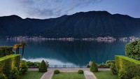 Seperti inilah pemandangan yang dimiliki vila ini. Saat ini, Villa Balbiano menjadi salah satu tempat tinggal pribadi terbesar di Danau Como yang memiliki kolam renang indoor, gudang perahu, dan dermaga pribadi. Cakep!