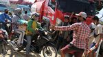 Warga Kendari Blokir Jalan yang Rusak Akibat Sering Dilewati Truk BBM
