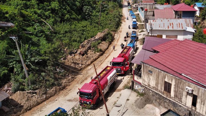 Sejumlah truk BBM terhenti karena tak bisa melintasi jalan di kawasan Kendari, Sulawesi Tenggara. Hal itu terjadi karena jalan diblokir warga. Ada apa?