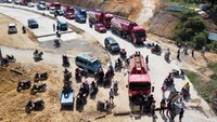 Sejumlah kendaraan terhenti dan tidak bisa melintas akibat aksi warga yang memblokir jalan di Kecamatan Kasilampe, Kendari, Sulawesi Tenggara, Selasa (23/11/2021).
