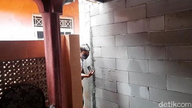 Warga di Brebes, Jateng, mengeluhkan pembangunan tembok yang menutup akses jalan 8 rumah, Selasa (23/11/2021).