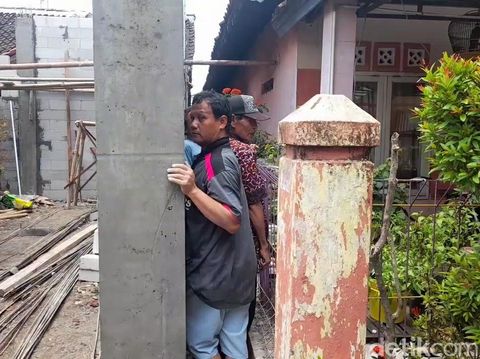 Warga di Brebes, Jateng, mengeluhkan pembangunan tembok yang menutup akses jalan 8 rumah, Selasa (23/11/2021).