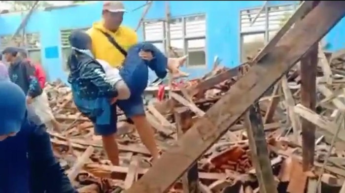 Atap SMPN 1 Cibeber, Kabupaten Lebak, Banten, ambruk saat ada proses pembelajaran. Ada enam siswa terluka dan dibawa ke puskesmas.