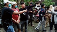 Sementara itu, kakak ipar yang menjadi tersangka kasus racun maut, Sarbini (43), turut dihadirkan untuk menjalani rekonstruksi. Pelaku pun dihujani caci maki oleh kerabat korban Hani Dwi Susanti (30).