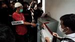 Warga Ramai-ramai Nonton Rekonstruksi Kasus Racun Maut di Klaten