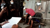 Tampak Sarbini memeragakan sejumlah adegan saat menjalani rekonstruksi pembunuhan dengan racun yang menewaskan Hani Dwi Susanti (30).