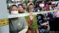 Tak sedikit warga yang memadati area rumah korban untuk menyaksikan proses rekonstruksi pembunuhan dengan racun yang dilakukan kakak ipar di Klaten.