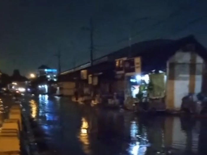 Waspada Banjir Rob Malam Ini di pesisir pantai surabaya