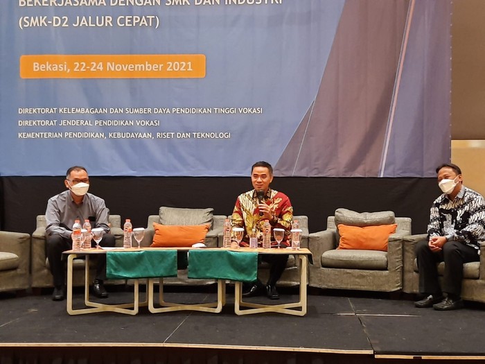 Wikan Sakarinto dalam Bimbingan Teknis dan Penyelenggaraan Program D2 Fast Track Bekerjasama dengan SMK dan Industri di Bekasi.