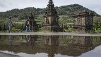 Suasana kompleks Candi Arjuna tampak dari ketinggian di Dataran Tinggi Dieng, Batur, Kabupaten Banjarnegara, Jawa Tengah. ANTARA FOTO/Aditya Pradana Putra