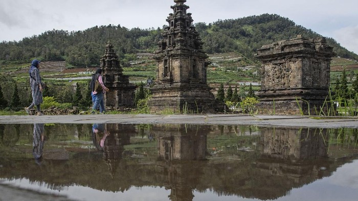 Wisata Dieng Kembali Bergeliat Sektor pariwisata di Dieng kembali menggeliat usai obyek wisata kembali dibuka sekitar dua pekan terakhir setelah adanya relaksasi dalam PPKM level 3 di Banjarnegara. ANTARA FOTO/Aditya Pradana Putra/tom.