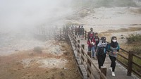 Wisatawan mengunjungi Kawah Sikidang di Dataran Tinggi Dieng, Batur, Kabupaten Banjarnegara.
