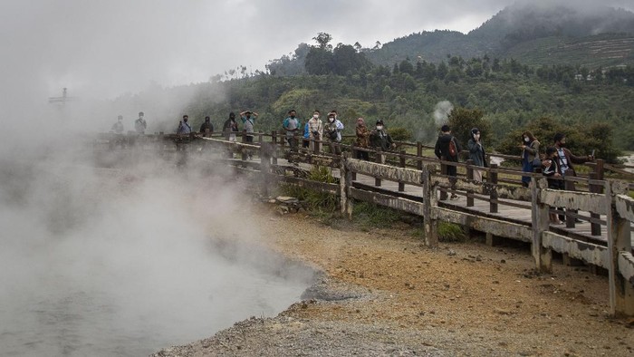 Sektor pariwisata di Dieng kembali menggeliat usai obyek wisata kembali dibuka sekitar dua pekan terakhir setelah adanya relaksasi dalam PPKM level 3 di Banjarnegara. ANTARA FOTO/Aditya Pradana Putra/tom.