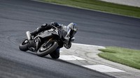 Untuk urusan sasis, Yamaha R6 RACE masih mengandalkan rangka aluminum Deltabox. Lalu untuk kaki-kakinya, Yamaha membekali R6 RACE dengan sok depan KYB 33 mm yang berspesifikasi tinggi dan mirip dengan kepunyaan R1. Sedangkan sok belakangnya, masih mengandalkan sok tunggal KYB. Foto: dok. Yamaha Motor Europe
