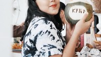 Mengawali karir sebagai YouTuber, Nessie kini dikenal juga sebagai influencer sekaligus selebgram. Banyak momen serunya ketika jalan-jalan atau makan-makan di berbagai negara yang curi perhatian. Foto: Instagram @nessiejudge