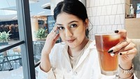  Paling suka makanan khas Western, Nessie memang lama tinggal di luar negeri untuk mengejar studinya. Foto: Instagram @nessiejudge