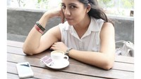  Masih imut dan manis, kopi selalu jadi temannya ke manapun ia nongkrong di luar maupun dalam negeri. Foto: Instagram @nessiejudge