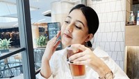 Terakhir ini pose gemas Nessie ketika berusaha menghabiskan menu makan siangnya di salah satu restoran kekinian. Foto: Instagram @nessiejudge