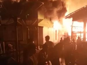 12 Rumah-1 Masjid Terbakar di Jambi, Damkar Kewalahan Angin Kencang