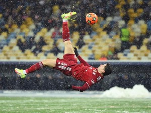 Gol Salto Lewandowski Tak Terbendung Salju & Lepasnya Tali Sepatu