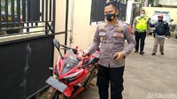 Menurut Kapolres Batang AKBP M Irwan Susanto, motor sudah dua hari di kebun. Warga setempat kemudian melapor ke Polsek Tulis.  