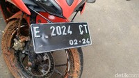 Motor warna merah dengan nomor polisi E 2024 CT ini kini diamankan polisi di Mapolsek Tulis.  