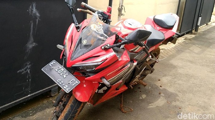 Satu unit motor sport tak bertuan ditemukan terparkir 2 hari di kebun, Desa Ujungnegoro, Kecamatan Tulis, Kabupaten Batang, Jawa Tengah.