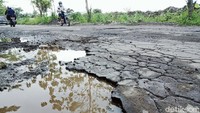 Kerusakan ini terjadi di sejumlah ruas, salah satunya di Jalan Terminal Penggung-Ceper, Kecamatan Ceper.