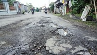 Jalan yang rusak ini akan mengganggu kenyamanan pengendara yang melintas di kawasan tersebut.