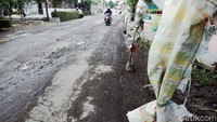 Kabid Bina Marga DPUPR Pemkab Klaten, Suryanto mengatakan, kerusakan jalan kabupaten tersebut terus ditangani. Kerusakan ringan di akhir tahun anggaran ditangani dengan cadangan material.