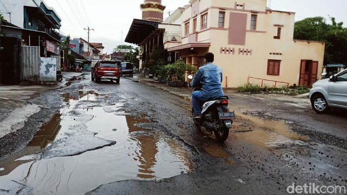 241 Km Jalan di Klaten Rusak, Ini Lho Penampakannya Memasuki musim hujan, kerusakan jalan di wilayah Kabupaten Klaten mencapai 214 kilometer. Kerusakan itu dari skala ringan sampai berat.
Jalan kondisi baik sepanjang 475 kilometer. Rusak sedang 171 kilometer, rusak ringan 59 kilometer, dan rusak berat 11 kilometer.