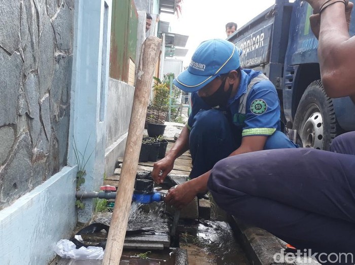 Belasan pelanggan PDAM Kota Pasuruan di Perum Tiara Candi III memutus jaringan. Alasannya, distribusi air sering mampet.