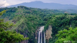 Sandiaga Dorong Olahraga Paralayang di Wisata Air Terjun Rumbia Jeneponto
