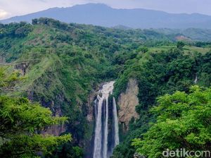 Potret Menakjubkan Air Terjun Rumbia yang Dikunjungi Sandiaga