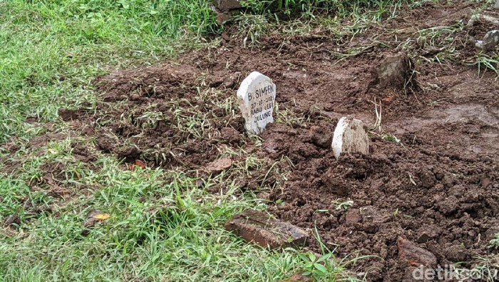 Seorang pria di Ponorogo nekat membongkar kuburan istrinya. Pembongkaran kuburan ia lakukan usai mendapat bisikan gaib.