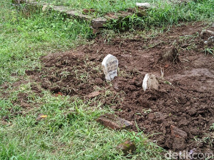 Seorang pria di Ponorogo nekat membongkar kuburan istrinya. Pembongkaran kuburan ia lakukan usai mendapat bisikan gaib.