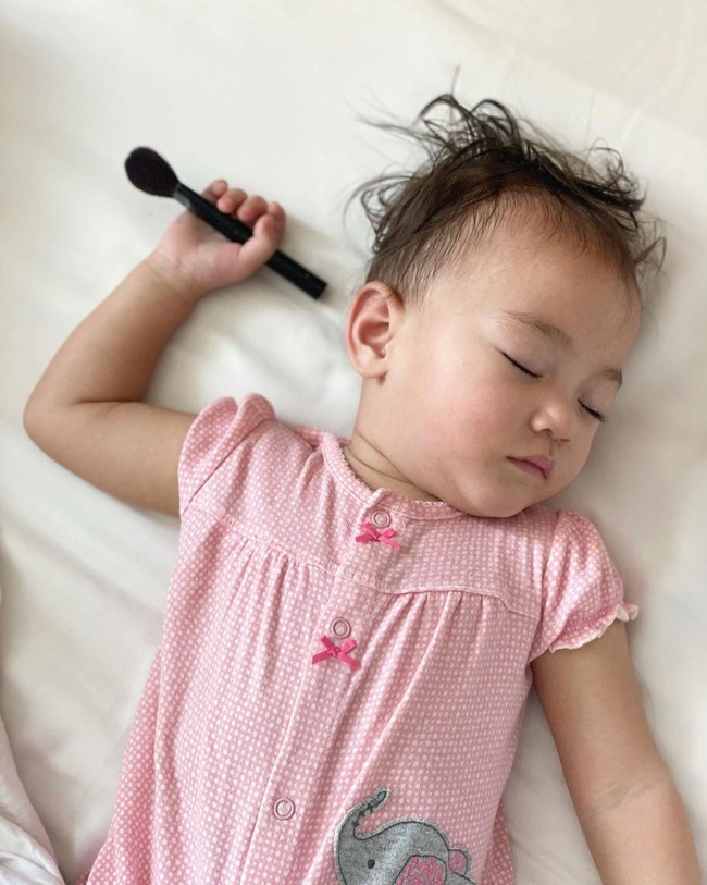 Putri bungsu dari Indra Brasco dan Mona Ratuliu juga tak kalah menggemaskan. Masih berusia 1 tahun, paras bule sudah terlihat di wajahnya. Tingkah menggemaskan sang anak yang kerap disapa Numa itu. juga seringkali dibagikan oleh kedua orangtuanya melalui Instagram dan berhasil mencuri atensi para netizen. Foto: Instagram