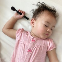 Putri bungsu dari Indra Brasco dan Mona Ratuliu juga tak kalah menggemaskan. Masih berusia 1 tahun, paras bule sudah terlihat di wajahnya. Tingkah menggemaskan sang anak yang kerap disapa Numa itu. juga seringkali dibagikan oleh kedua orangtuanya melalui Instagram dan berhasil mencuri atensi para netizen. Foto: Instagram