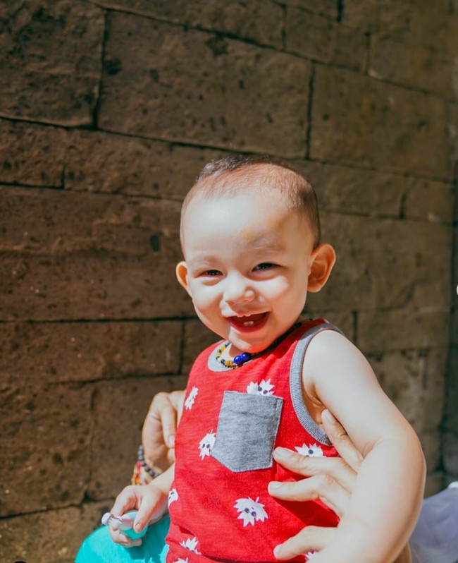 Kali ini giliran putra bungsu dari Dahlia Poland dan Fandy Christian. Punya darah keturunan Amerika Serikat dari orangtuanya, nggak heran jika Matthew punya paras bule. Masih berusia 1 tahun, paras Matthew yang menggemaskan seringkali mencuri perhatian. Foto: Instagram