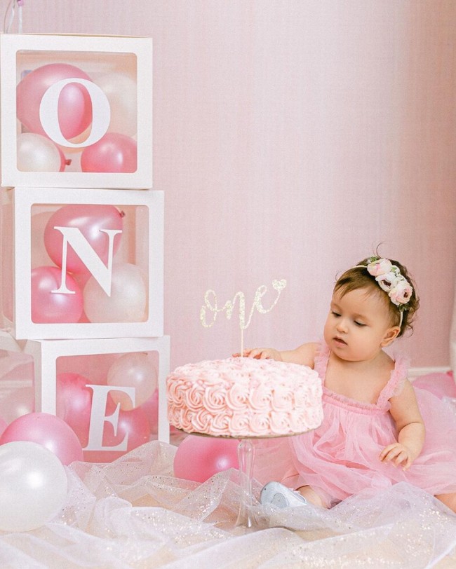 Kalau yang satu ini ialah putri dari Rahma Azhari. Parasnya yang lucu dan bule banget bikin siapapun yang melihat jadi gemas. Bayi perempuan yang diberi nama Kirana Azhari Chong sendiri saat ini sudah berusia 1 tahun. Foto: Instagram