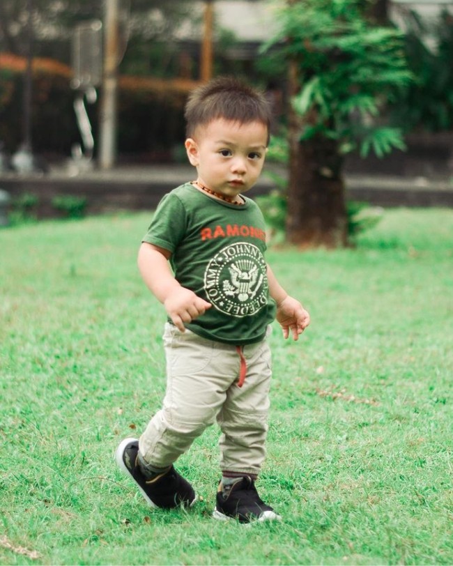 Salah satu anak artis yang banyak diidolakan adalah Air Rumi Akbar, anak dari Irish Bella dan Ammar Zoni. Paras bule Air sendiri diturunkan dari sang bunda, Irish Bella. Diketahui bahwa Irish Bella memang memiliki darah keturunan Belgia. Foto: Instagram