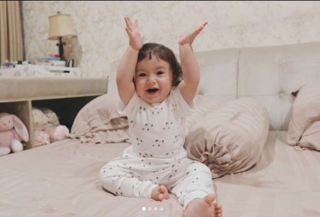 Putri dari Asmirandah dan Jonas Rivanno ini baru akan menginjak usia 1 tahun pada 25 Desember 2021. Paras bule dan tingkah menggemaskan yang dimiliki oleh Chloe Emanuelle Van Wattimena ini berhasil menghipnotis para netizen. Sang ibu, Asmirandah sendiri memang diketahui memiliki darah keturunan Belanda dari ayahnya. Foto: Instagram