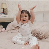Putri dari Asmirandah dan Jonas Rivanno ini baru akan menginjak usia 1 tahun pada 25 Desember 2021. Paras bule dan tingkah menggemaskan yang dimiliki oleh Chloe Emanuelle Van Wattimena ini berhasil menghipnotis para netizen. Sang ibu, Asmirandah sendiri memang diketahui memiliki darah keturunan Belanda dari ayahnya. Foto: Instagram
